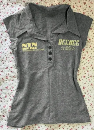Camiseta gris con estampado NYN y OCCocc
