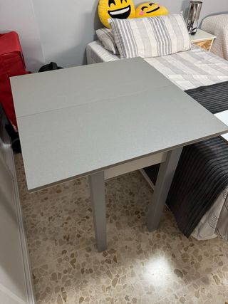 Mesa de cocina extensible gris y blanca