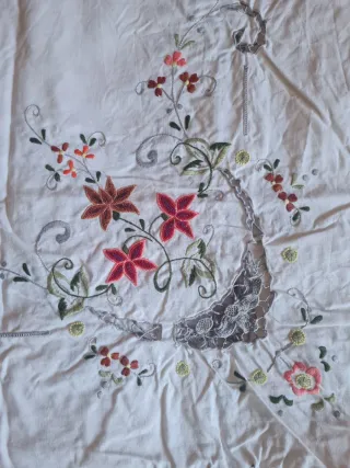 Mantel antiguo bordado a mano.