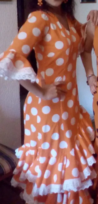 Traje de flamenca naranja con lunares blancos