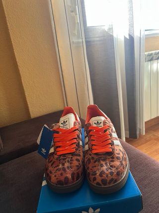 Zapatillas Adidas estampado leopardo naranja