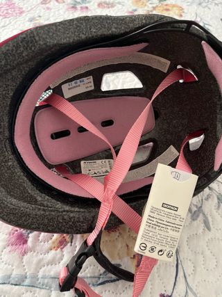 Casco infantil rosa con pegatina