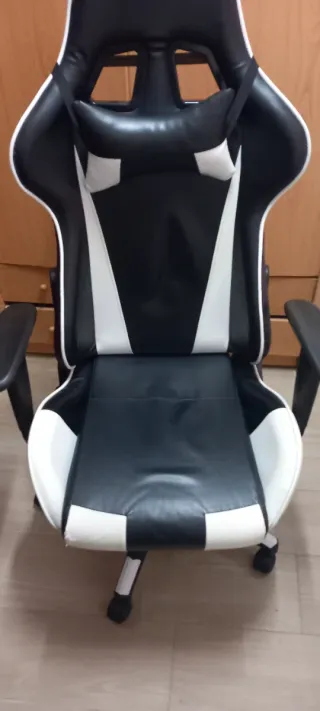 Silla de escritorio negra y blanca