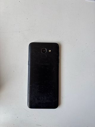 Samsung Galaxy J6 con 9 fundas y cable