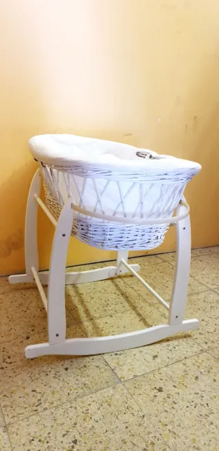 CUNA DE MIMBRE CON SOPORTE MADERA LACADO BLANCO