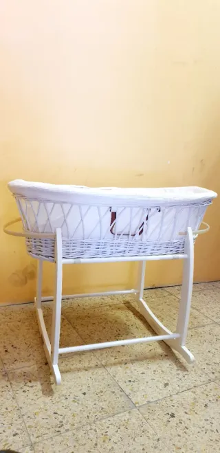 CUNA DE MIMBRE CON SOPORTE MADERA LACADO BLANCO
