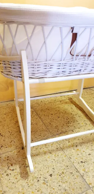 CUNA DE MIMBRE CON SOPORTE MADERA LACADO BLANCO