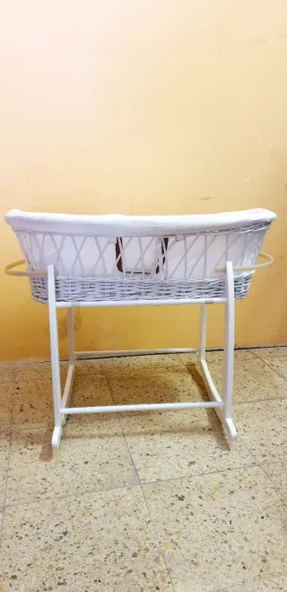 CUNA DE MIMBRE CON SOPORTE MADERA LACADO BLANCO