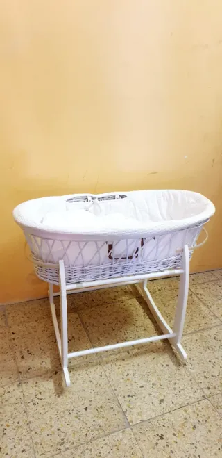 CUNA DE MIMBRE CON SOPORTE MADERA LACADO BLANCO