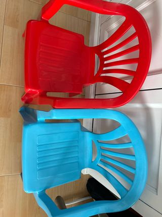 Sillas de plástico infantiles (2 unidades)