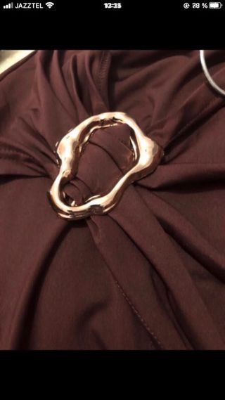 Vestido largo granate con detalle de hebilla