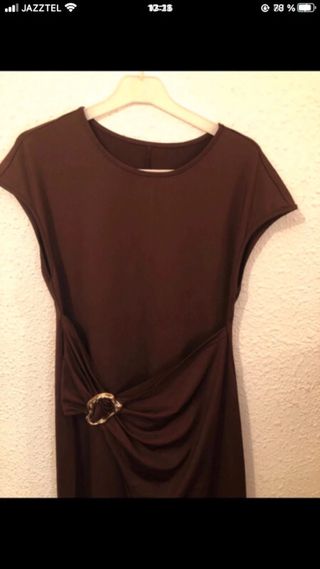 Vestido largo granate con detalle de hebilla