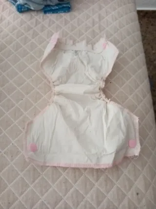 Pañal de muñeca blanco con ribete rosa