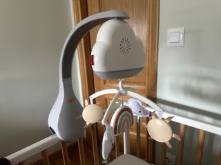Móvil de cuna para bebé con nubes y arcoíris
