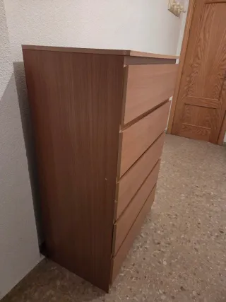 Cómoda de madera con cajones