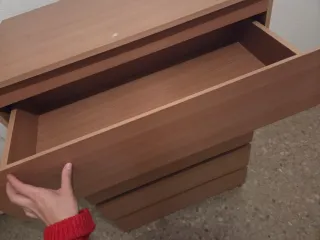 Cómoda de madera con cajones