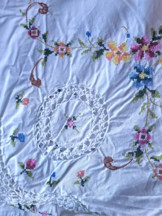 Mantel antiguo bordado a mano