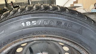 4 Neumáticos Michelin 185/60 R15 con Llantas
