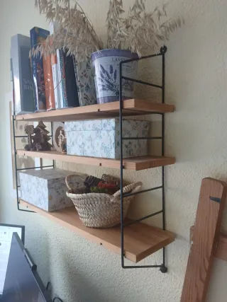 Estantería de madera y metal