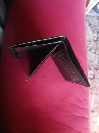 Cartera de piel negra auténtica