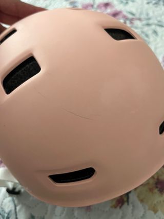 Casco rosa para bicicleta