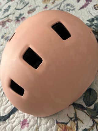 Casco rosa para bicicleta