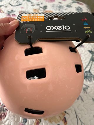 Casco rosa para bicicleta