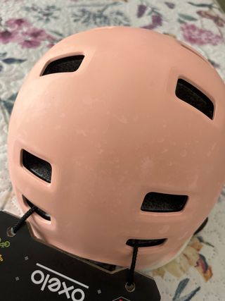 Casco rosa para bicicleta