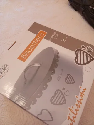 Biscottiera in metallo beige e bianca