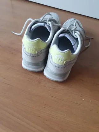 Zapatillas Mustang grises y blancas
