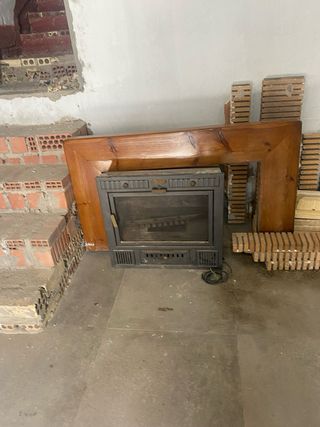 Chimenea de leña con revestimiento y madera