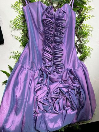Vestido lila satén con diseño tipo corset.