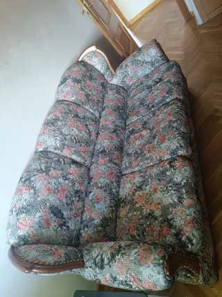 Sofá de tela con detalles de madera