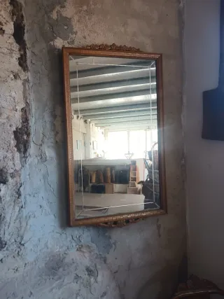 Specchio da parete dorato con cornice intagliata