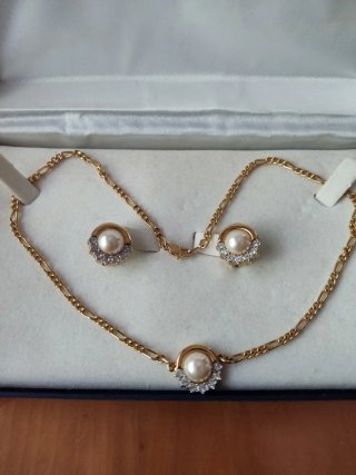 Conjunto collar y pendientes perla y pedreria.
