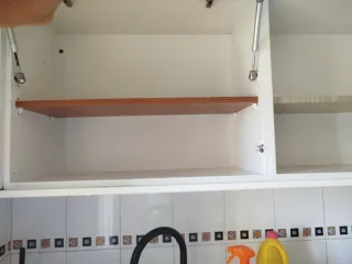 Muebles de cocina blancos y plateados