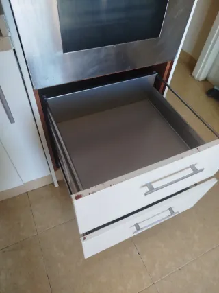 Muebles de cocina blancos y plateados