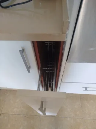 Muebles de cocina blancos y plateados