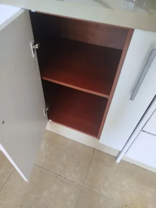 Muebles de cocina blancos y plateados