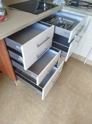 Muebles de cocina blancos y plateados