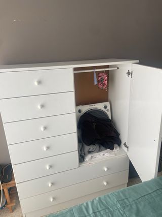 Cómoda blanca de madera