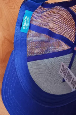 Gorra Adidas violeta y blanco