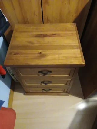 Mesitas de noche de pino mielado