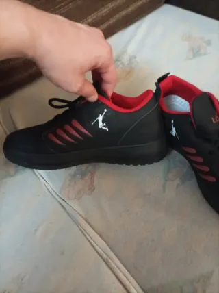 Tenis negros y rojos talla 39