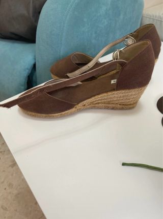 - Zapatos  talla 39 - Flor y pendientes marrón