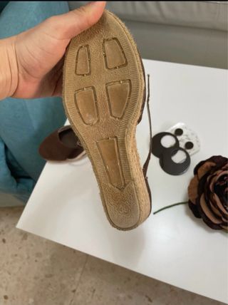 - Zapatos  talla 39 - Flor y pendientes marrón