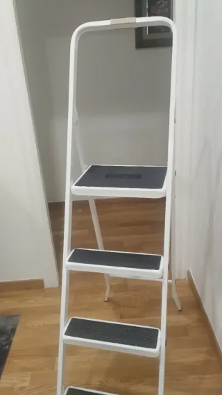Escalera metálica blanca plegable 4 peldaños