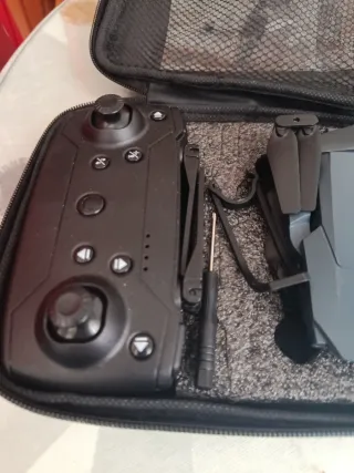 Dron plegable gris con mando