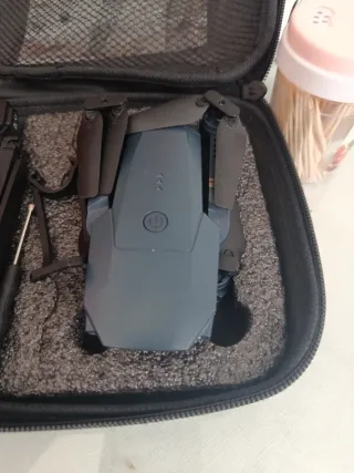 Dron plegable gris con mando