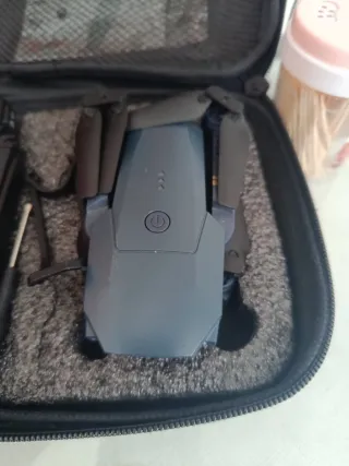 Dron plegable gris con mando